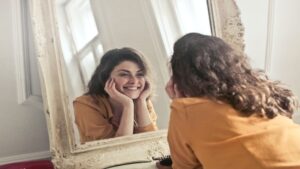 Vastu Tips: वास्तु के हिसाब से घर में लगाएं आईना, बदल जाएगी आपकी फूटी किस्मत