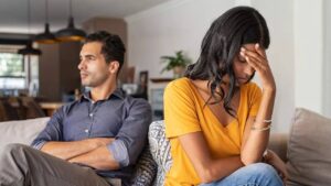 Vastu Tips: घर में इन जगहों पर बिलकुल न रखे पैसे, हो सकती है बड़ी हानी