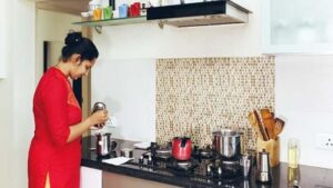 Vastu Tips: रसोई घर में बिलकुल खत्म न होने दे ये चीजें, नहीं तो होगी बड़ी हानी